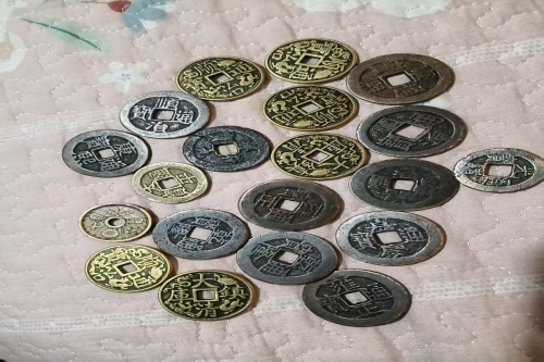 一位来自辽宁省大连市的李老师，有一些藏品和很好的老物件，急需找到爱好的收藏家，有意者请联系我。目前藏友老师比较着急，只要您是真心诚意想要收藏，一切好商量。