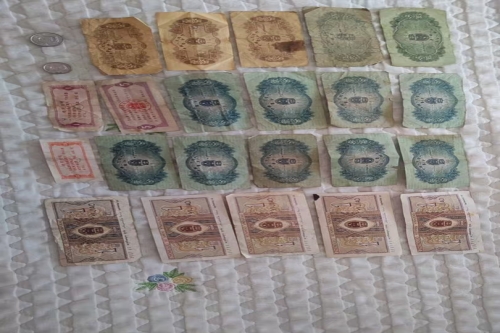 一位来自辽宁省锦州市的赵老师，有一些藏品和老物件，急需出手，有意者联系，价格好商量。