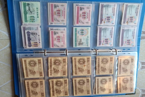 一位来住湖北鄂州的左老师，有一些藏品和老物件，急需出手，有意者联系，价格好商量。