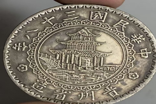 一位来自广西桂林市的陈老师，有一些藏品和老物件，急需出手，有意者联系，价格好商量。