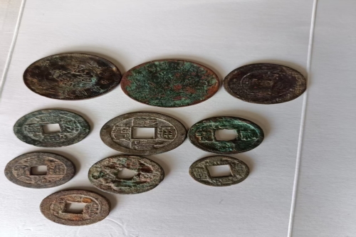 一位来自安徽省的高老师，有一些藏品和老物件，急需出手，有意者联系，价格好商量。