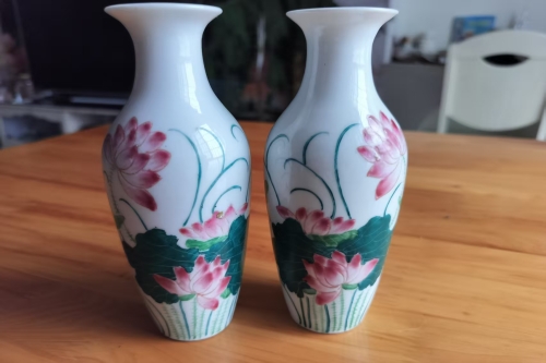 一位来自四川省的彭老师，有一些藏品和老物件，急需出手，有意者联系，价格好商量。