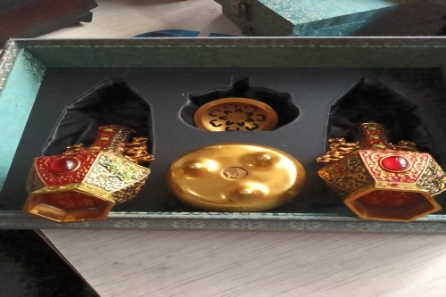 一位来自新疆乌鲁木齐的秦老师，有一些藏品和很好的老物件，急需找到爱好的收藏家，有意者请联系我。目前藏友老师比较着急，只要您是真心诚意想要收藏，一切好商量。
