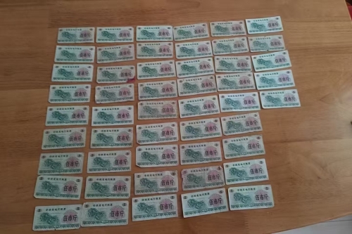 一位来自安徽省马鞍山市的汪老师，有一些藏品和老物件，急需出手，有意者联系，价格好商量。