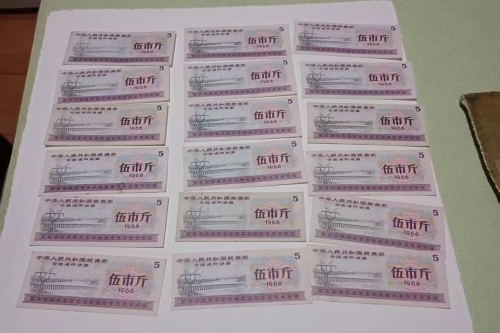 一位来自湖北省黄石市的易老师，有一些藏品和老物件，急需出手，有意者联系，价格好商量。