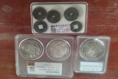 一位来住上海市奉贤区的杜老师，有一些藏品和老物件，急需出手，有意者联系，价格好商量。👍