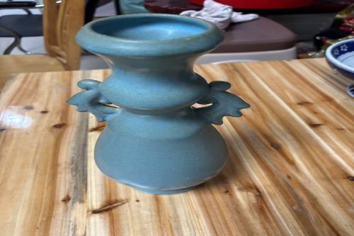 一位来自福建省漳州市的郑老师，有一些藏品和老物件，急需出手，有意者联系，价格好商量。