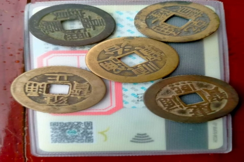 一位来自湖南益阳市的谌老师，有一些藏品和很好的老物件，急需找到爱好的收藏家，有意者请联系我。目前藏友老师比较着急，只要您是真心诚意想要收藏，一切好商量。