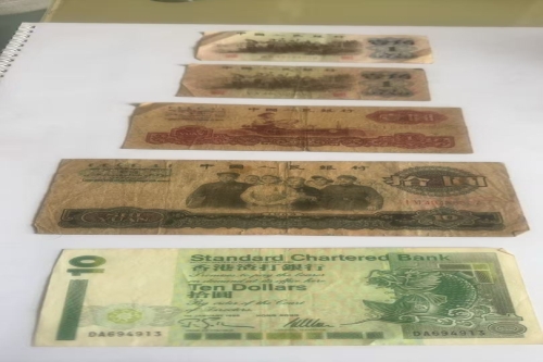 一位来自香港的蒋老师，有一些藏品和老物件，急需出手，有意者联系，价格好商量。