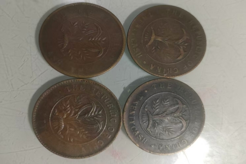 一位来自新疆乌鲁木齐的田老师，有一些藏品和老物件，急需出手，有意者联系，价格好商量。