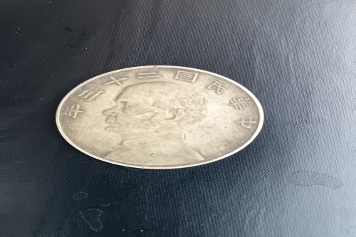 一位来自江苏省的周老师，有一些藏品和老物件，急需出手，有意者联系，价格好商量。