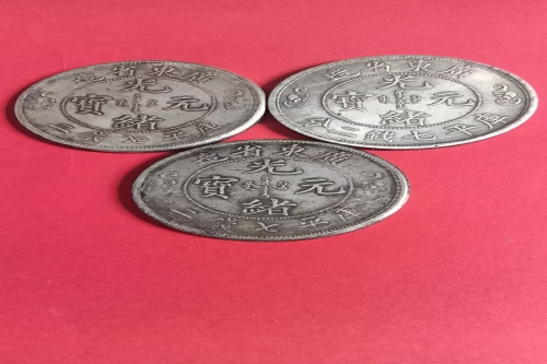 一位来自的新疆昌吉市的王老师，有一些藏品和很好的老物件，急需找到爱好的收藏家，有意者请联系我。目前藏友老师比较着急，只要您是真心诚意想要收藏，一切好商量。