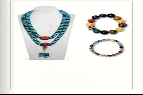 一位来自上海虹口区的嘉老师，有一些藏品和老物件，急需出手，有意者联系，价格好商量。