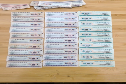 一位来自山东省临沂市的邱老师，有一些藏品和老物件，急需出手，有意者联系，价格好商量。