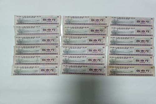 一位来自山西省的于老师，有一些藏品和老物件，急需出手，有意者联系，价格好商量。