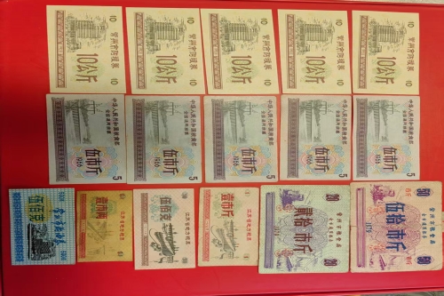 一位来自江苏省常卅市钟楼区永红街道的祝老师，有一些藏品和很好的老物件，急需找到爱好的收藏家，有意者请联系我。目前藏友老师比较着急，只要您是真心诚意想要收藏，一切好商量。