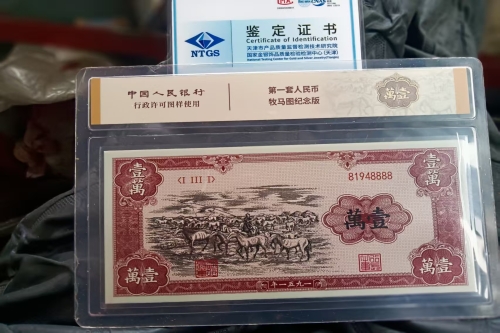 一位来自江西省吉安市的黄老师，有一些藏品和老物件，急需出手，有意者联系，价格好商量。