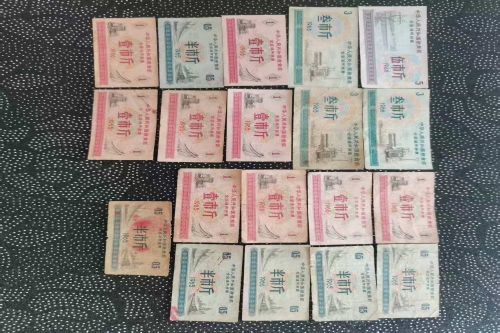 一位来自北京省的梁老师，有一些藏品和老物件，急需出手，有意者联系，价格好商量。