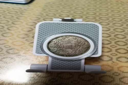 一位来自河北省石家庄市的柳老师，有一些藏品和老物件，急需出手，有意者联系，价格好商量。