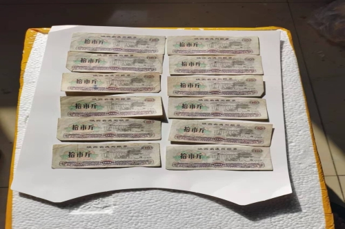 一位来自陕西省西安市的黄老师，有一些藏品和很好的老物件，急需找到爱好的收藏家，有意者请联系我。目前藏友老师比较着急，只要您是真心诚意想要收藏，一切好商量。