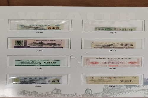 一位来自广西省的梁老师，有一些藏品和老物件，急需出手，有意者联系，价格好商量。 