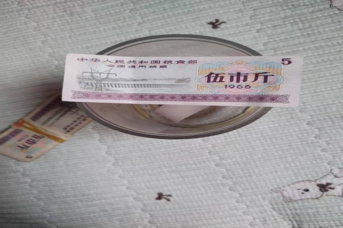 一位来自云南省昆明市的筑老师，有一些藏品和老物件，急需出手，有意者联系，价格好商量。