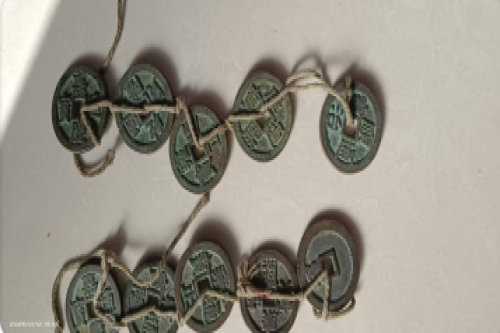 一位来自山东省的祝老师，有一些藏品和老物件，急需出手，有意者联系，价格好商量。