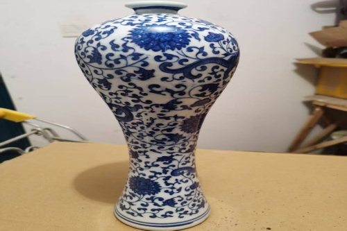 一位来自河南省的范老师，有一些藏品和老物件，急需出手，有意者联系，价格好商量。 