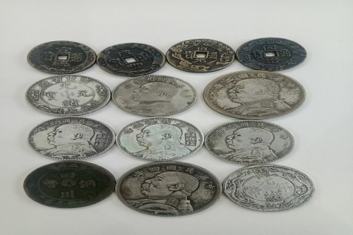 一位来自重庆市忠县的刘老师，有一些藏品和老物件，急需出手，有意者联系，价格好商量。