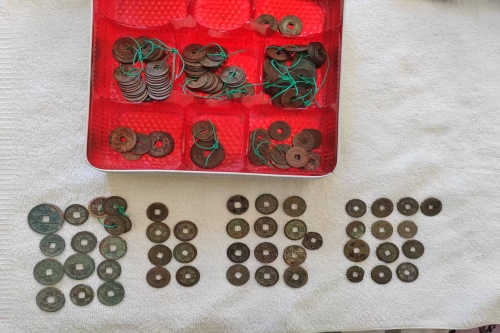 一位来自的北京市西城区的李老师，有一些藏品和老物件，急需出手，有意者联系，价格好商量。