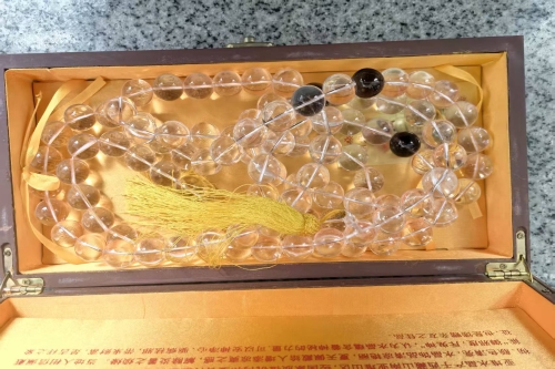 一位来自住四川成都的陈老师，有一些藏品和老物件，急需出手，有意者联系，价格好商量。