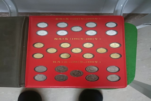 一位来自山西省长治市的张老师，有一些藏品和很好的老物件，急需找到爱好的收藏家，有意者请联系我。目前藏友老师比较着急，只要您是真心诚意想要收藏，一切好商量。