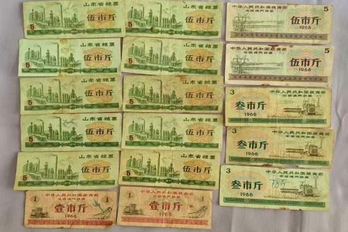 一位来住山东省青岛的解老师，有一些藏品和老物件，急需出手，有意者联系，价格好商量。