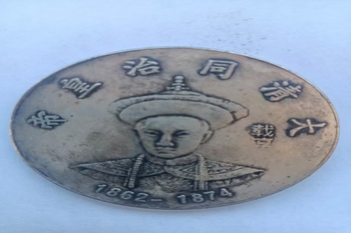 一位来自云南省楚雄州的张老师，有一些藏品和很好的老物件，急需找到爱好的收藏家，有意者请联系我。目前藏友老师比较着急，只要您是真心诚意想要收藏，一切好商量。