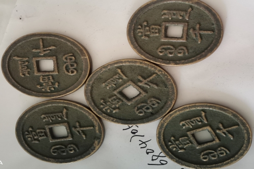 一位来住湖南省娄底市的陈老师，有一些藏品和老物件，急需出手，有意者联系，价格好商量。