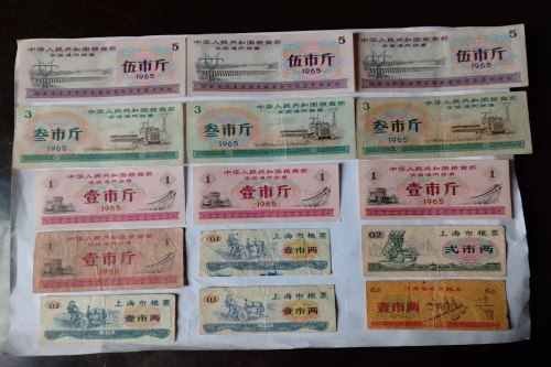 一位来自上海市的龚老师，有一些藏品和老物件，急需出手，有意者联系，价格好商量。。