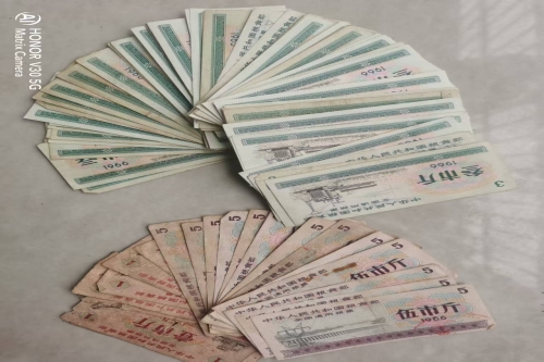 一位来自四川省宜宾市的郑老师，有一些藏品和很好的老物件，急需找到爱好的收藏家，有意者请联系我。目前藏友老师比较着急，只要您是真心诚意想要收藏，一切好商量。