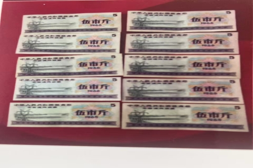 一位来住上海市杨浦区的金老师，有一些藏品和老物件，急需出手，有意者联系，价格好商量。