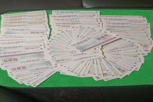 一位来辽宁省辽阳市的李老师，有一些藏品和老物件，急需出手，有意者联系，价格好商量。