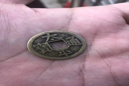 一位来自辽宁省沈阳市的张老师，有一些藏品和很好的老物件，急需找到爱好的收藏家，有意者请联系我。目前藏友老师比较着急，只要您是真心诚意想要收藏，一切好商量。