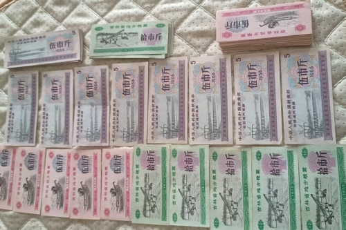 一位来自吉林省吉林市昌邑区的王老师，有一些藏品和很好的老物件，急需找到爱好的收藏家，有意者请联系我。目前藏友老师比较着急，只要您是真心诚意想要收藏，一切好商量。