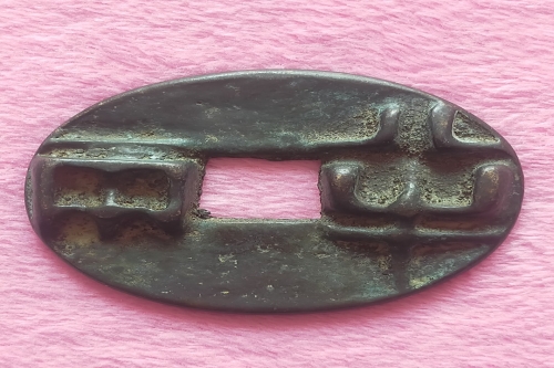 一位来自江苏省无锡市的陈老师，有一些藏品和老物件，急需出手，有意者联系，价格好商量