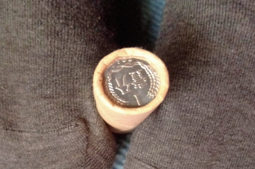 一位来住辽宁省沈阳市的李老师，有一些藏品和老物件，急需出手，有意者联系，价格好商量。