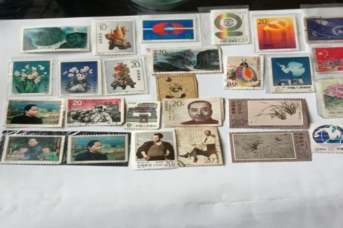 一位来住福建省宁德的夏老师。有一些藏品和老物件，急需出手，有意者联系，价格好商量。