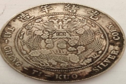 一位来自云南省的李老师，有一些藏品和老物件，急需出手，有意者联系，价格好商量。