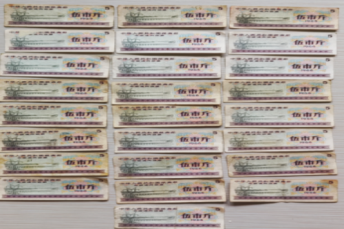 一位来自重庆的黄老师，有一些藏品和老物件，急需出手，有意者联系，价格好商量。