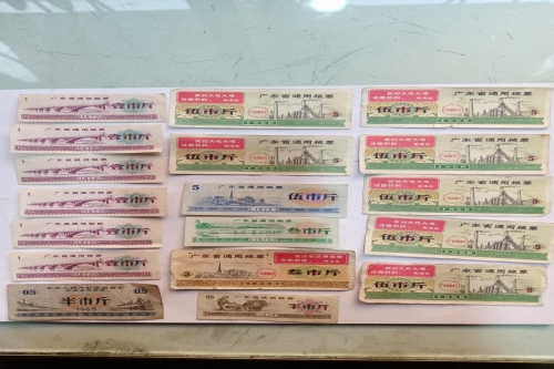 一位来自广东省肇庆的方老师，有一些藏品和很好的老物件，急需找到爱好的收藏家，有意者请联系我。目前藏友老师比较着急，只要您是真心诚意想要收藏，一切好商量。