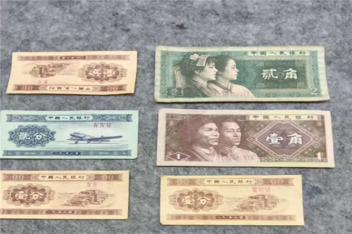 一位来自湖北省恩施市的张老师，有一些藏品和很好的老物件，急需找到爱好的收藏家，有意者请联系我。目前藏友老师比较着急，只要您是真心诚意想要收藏，一切好商量。