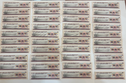 一位来自沈阳的王老师，有一些藏品和老物件，急需出手，有意者联系，价格好商量。 