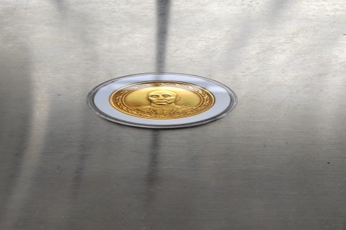 一位来自湖南省的李老师，有一些藏品和老物件，急需出手，有意者联系，价格好商量。 